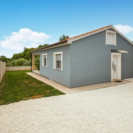 2 Bedroom Cozy Home In Fazana